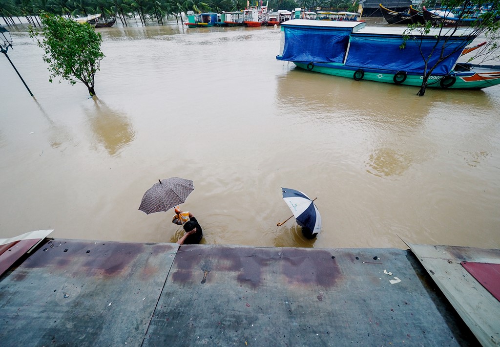 Hoi An chim trong bien nuoc hinh anh 7