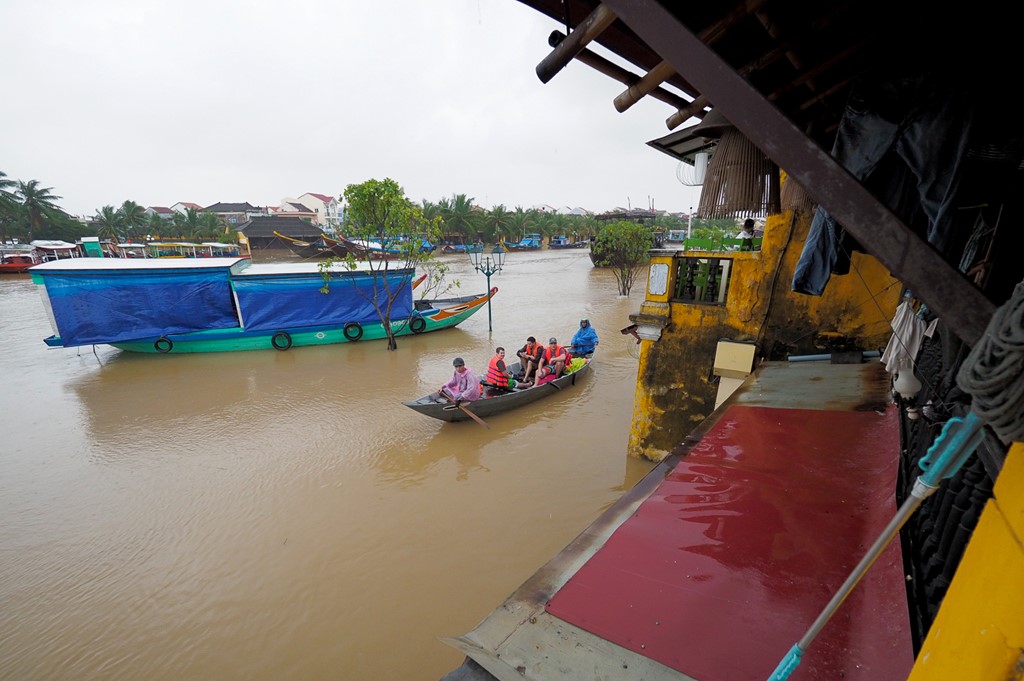 Hoi An chim trong bien nuoc hinh anh 8