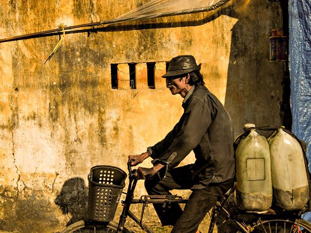 Trong khu phố cổ, xe đạp là phương tiện di chuyển thường thấy.