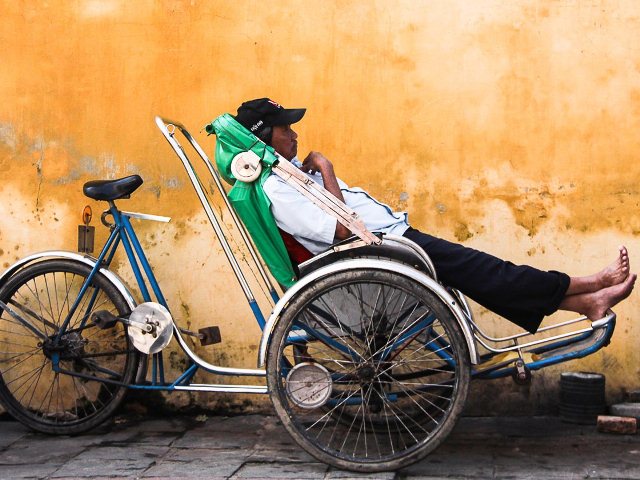 Khách du lịch thường ngồi xe xích lô.