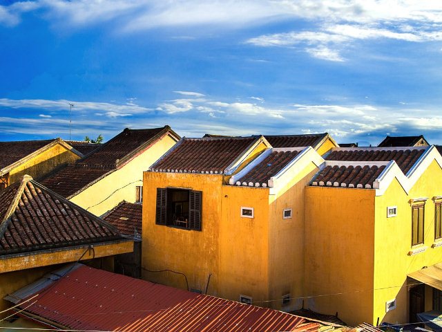 Những ngôi nhà tường vàng là một nét kiến trúc đặc trưng của nơi đây.