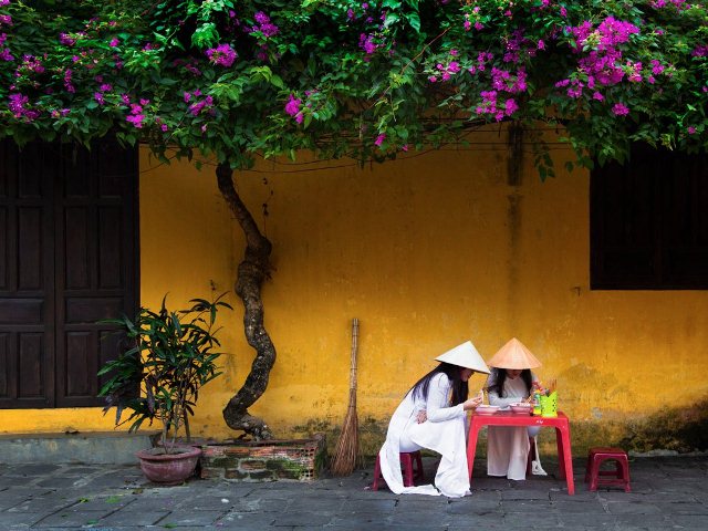 Một quán hàng ăn ven đường.