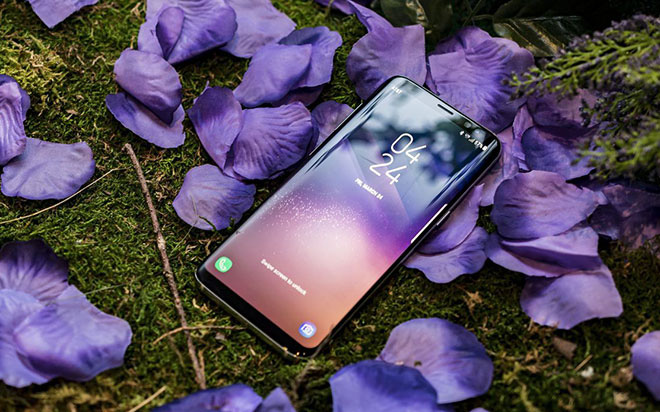22h (giờ Việt Nam) ngày 29/3, tại sự kiện Unpacked 2017 diễn ra tại New York (Mỹ), Samsung đã chính thức ra mắt bộ đôi Galaxy S8 và S8 Plus mới nhất với màn hình cong tràn cạnh vô cực (Infinity Display) - lần đầu tiên được trang bị trên các sản phẩm của hãng.