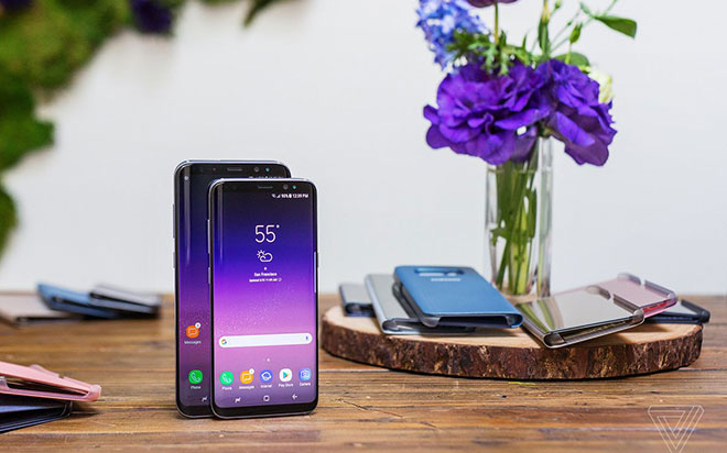 Galaxy S8 có tới hai phiên bản đều có màn hình cong, không còn phiên bản màn hình phẳng. Trong đó mẫu tiêu chuẩn có màn hình 5,8 inch còn cỡ lớn hơn 6,2 inch với tên gọi là S8+ (S8 Plus).