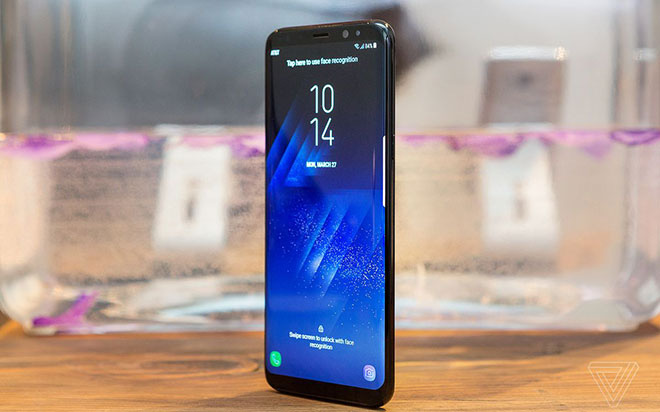 Samsung sử dụng tấm nền Super Amoled trên bộ đôi Galaxy S8 và S8+. Bộ đôi này còn được chứng nhận chuẩn Mobile HDR PremiumTM bởi tổ chức UHD Alliance, Galaxy S8 cho phép người dùng tận hưởng các hình ảnh có màu sắc rực rỡ và độ tương phản cao.